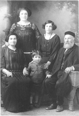 The Rosen grandparents, Fruma Basha and Moishe Velvel, with daughters Jennie and Sarah, and Sarah's son Harold, 1922