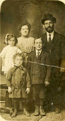 Aaron J. Rosen and his family, 1912