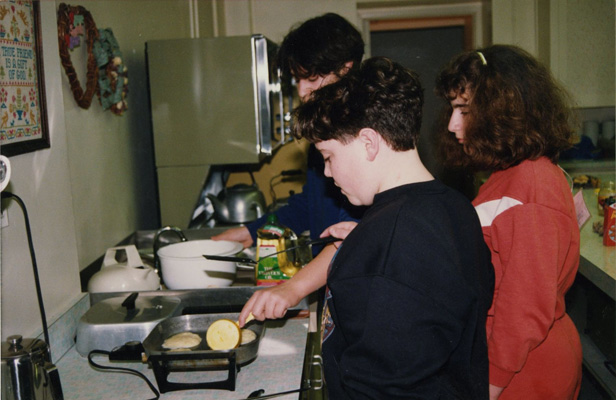 Youth Group cooks latkes for Chanukah, 1993