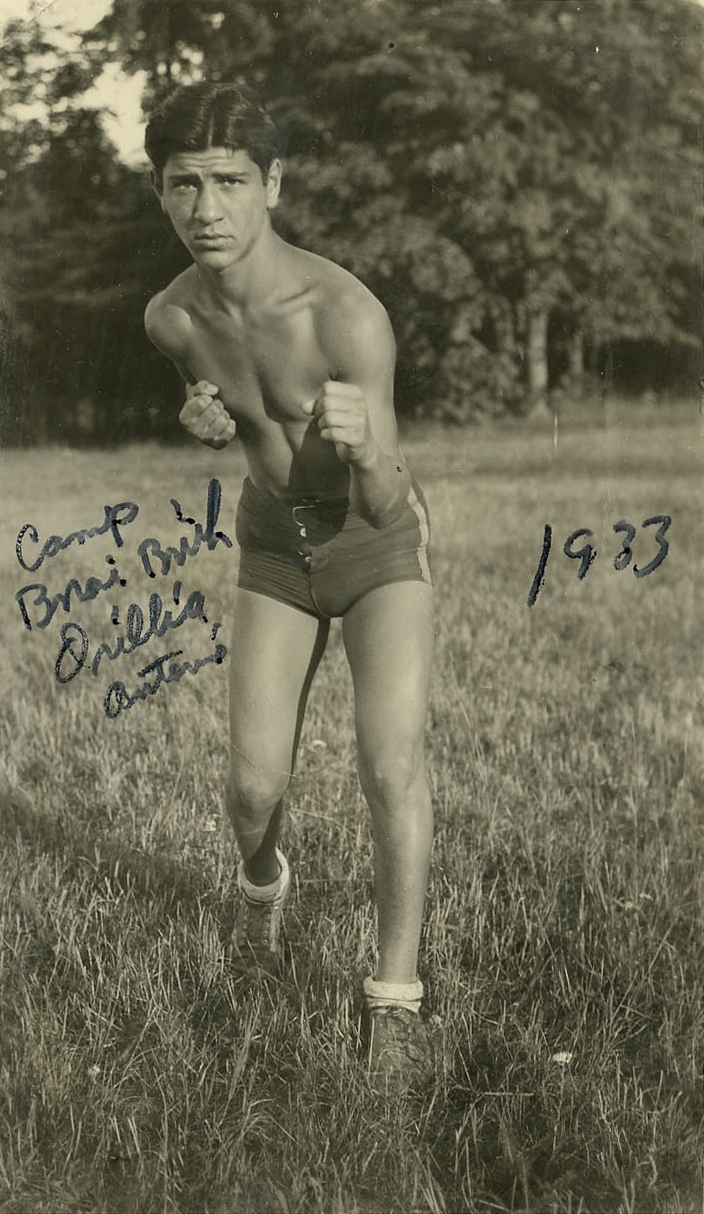 Sammy Luftspring assuming a boxing stance, 1933. Ontario Jewish Archives, fonds 82, item 6.