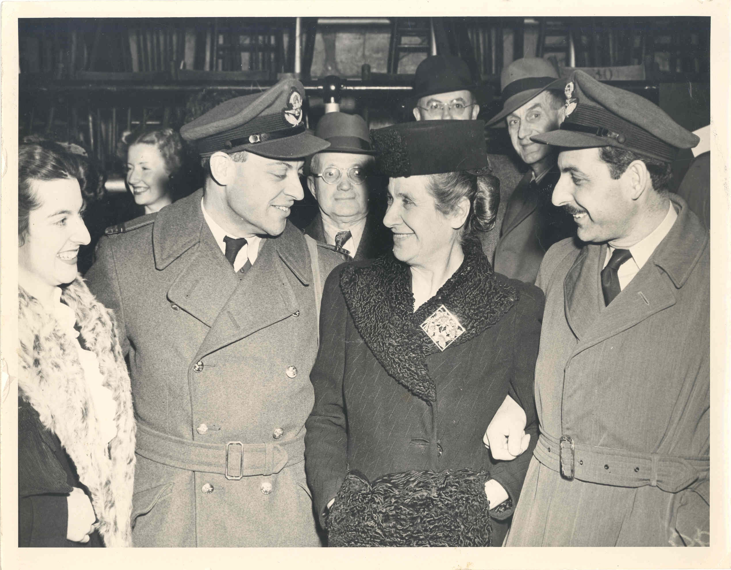 Ida Siegel with her children Rivka (far left) and returning Canadian servicemen Avrom (left) and David (right), Toronto, Dec. 1945. Ontario Jewish Archives, Blankenstein Family Heritage Centre, fonds 15, file 37, item 9.