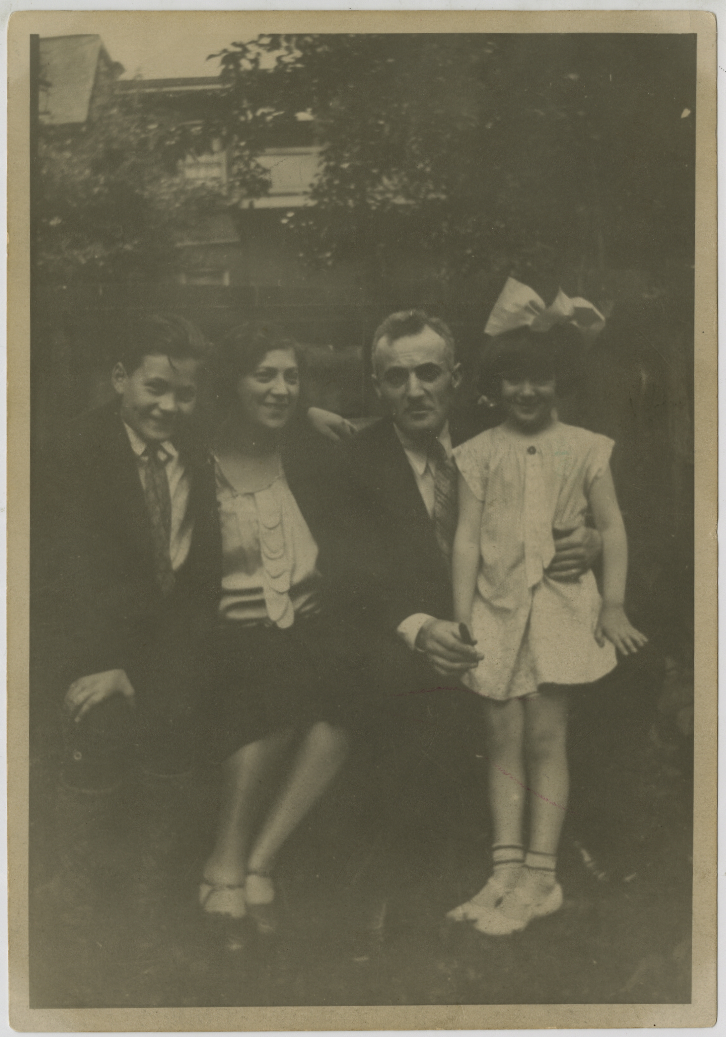Sydney Harris, Rose Harris, Samuel Aaron Harris and Thelma Harris, ca. 1927. Ontario Jewish Archives, Blankenstein Family Heritage Centre, Thelma Harris Rose Family fonds 115, series 1-2, file 7, item 1.