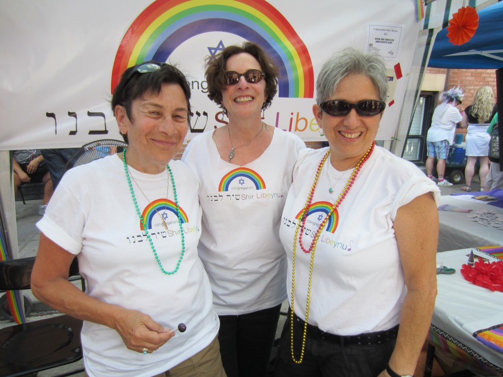 Rabbi Aviva Goldberg and two unidentified women