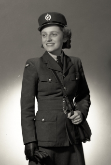 Portrait of Norda Bennett, Nov. 1943. Photograph by Sylvia Schwartz. Ontario Jewish Archives, fonds 80, series 2, item 2.
