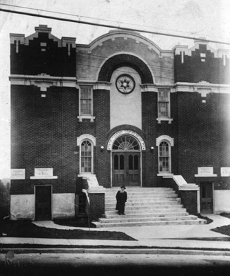 Avraham Hersh Rosen on the steps of the original Beth Jacob Synagogue, 1931