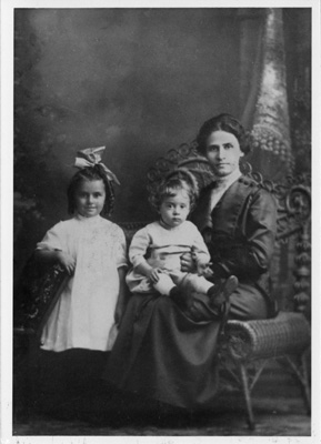 Portrait of Anna Cooperman and two of her children, ca. 1913