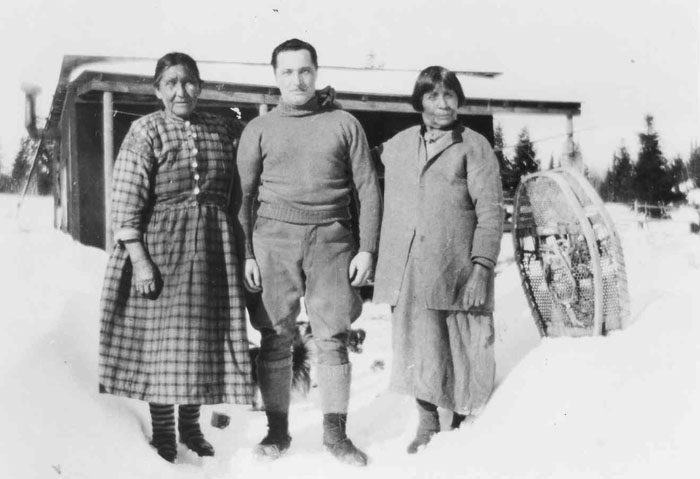 Jack Leve with two Algonquin women nicknamed "the Buckshots", 1921