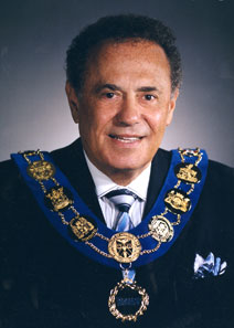 Mel Lastman was born in 1933, the son of Polish immigrants. He began his sales career as a child, helping his parents with their fruit and vegetable shop at Kensington Market. He married Marilyn Bornstein when he was 21. In 1955, he opened up his first appliance store on Weston Road , and ten years later, he had stores all across the province. As a salesman, he developed his “bad boy” image by undertaking certain sales stunts, like selling a refrigerator to an Eskimo. He also wore a striped prison outfit to consolidate this image.